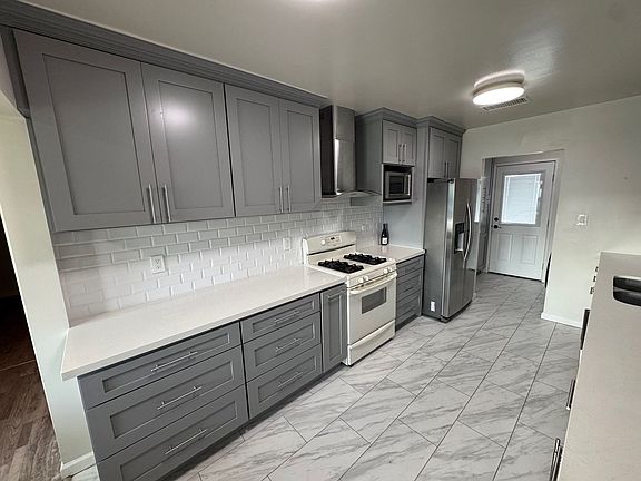 2nd image of 2411 Deerford St