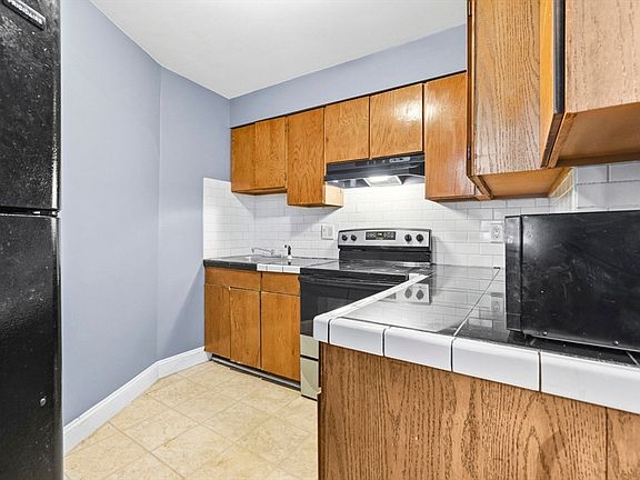 2nd image of 100 Lanark Rd APT 4