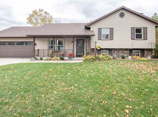 3205 Woodridge Ln, Waukesha, WI 53188