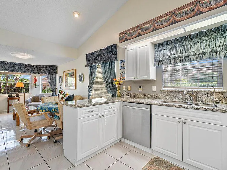 7922 Sandy Pointe Dr — Photo 11