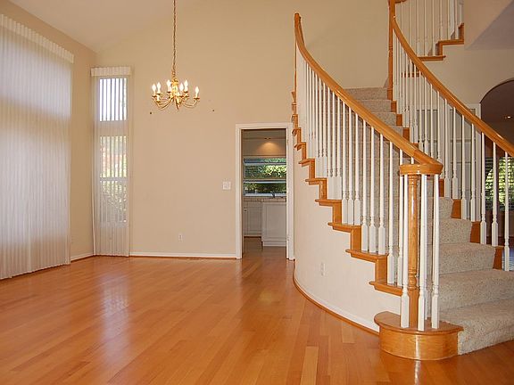2nd image of 450 Pepper Ave