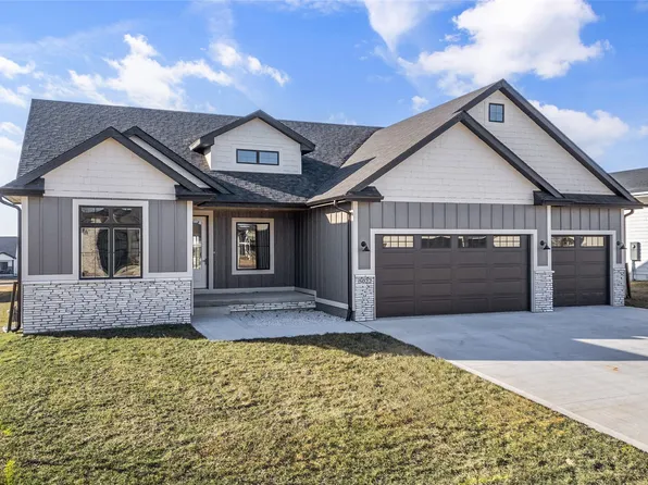 5022 152nd St, Urbandale, IA 50323