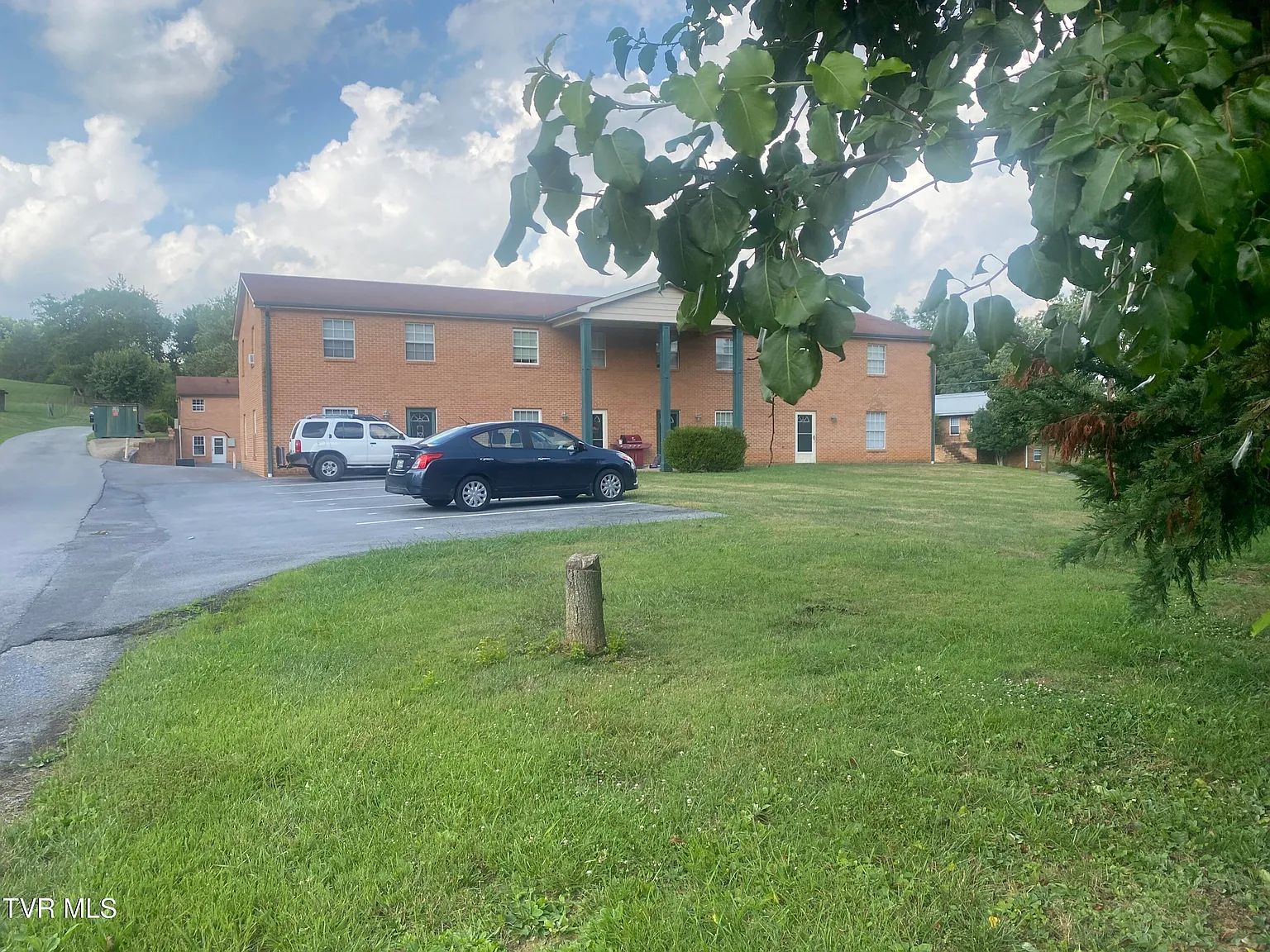 3 bed, 900 sqft, $1,100 — Photo 2