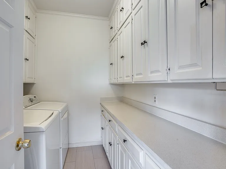 4100 Lovers Ln — Photo 16