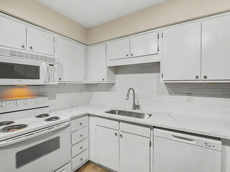 1309 Hudson Ave #C13 — Photo 7