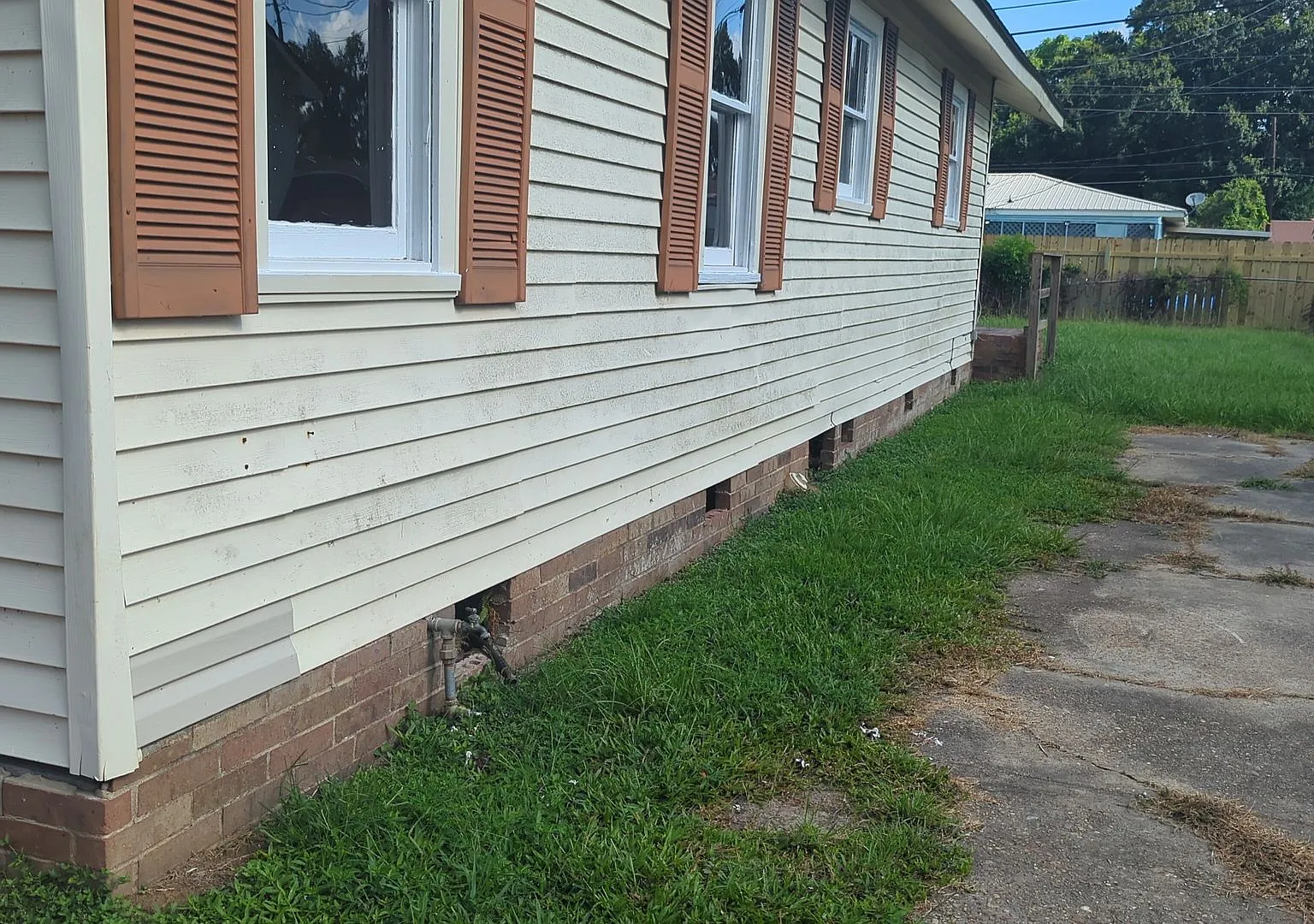 3 Bed 1 Bath — Photo 2