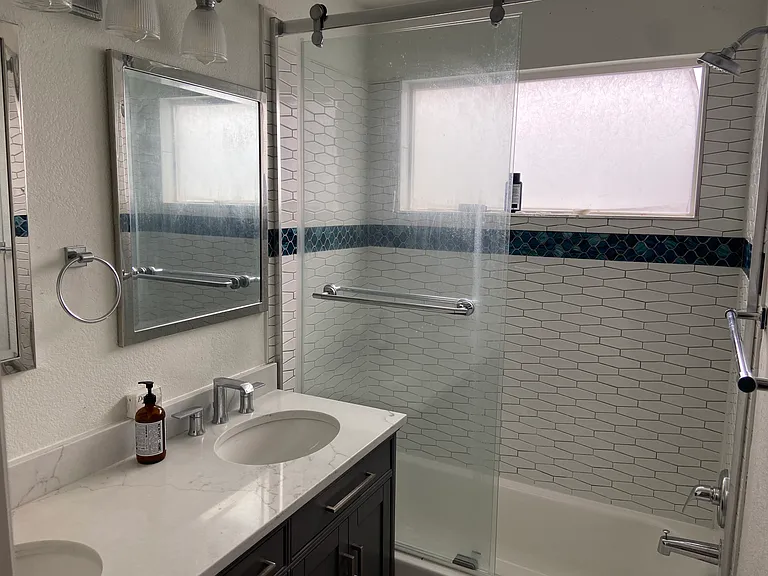 Shared bath right between two bedrooms