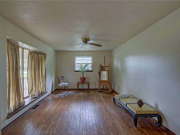 3rd image of 2711 Willow Creek Dr