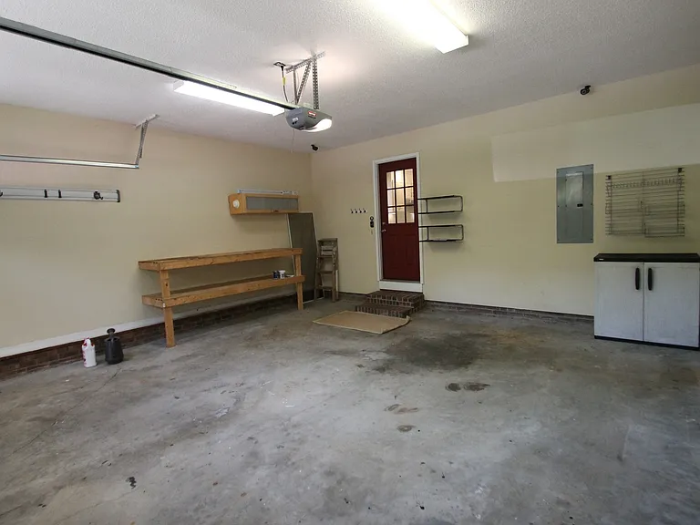 106 Elliott St W — Photo 35