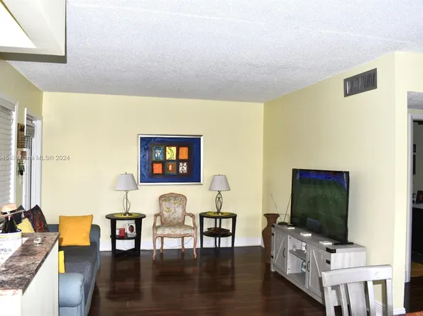 5300 Washington St #309D, Hollywood, FL 33021