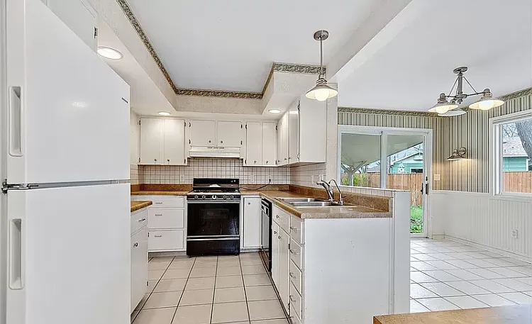 4211 Meadowwood Dr — Photo 4