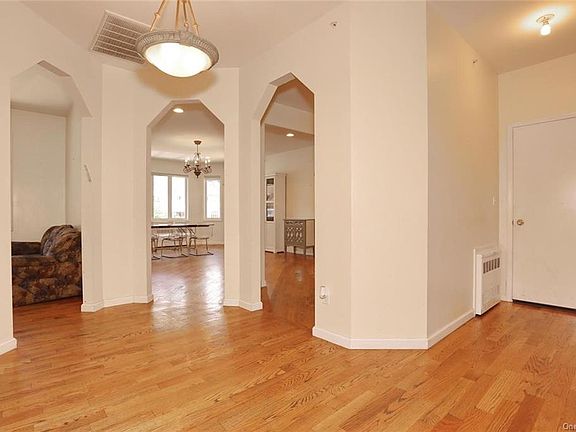 4th image of 7 Rose Garden Way #302