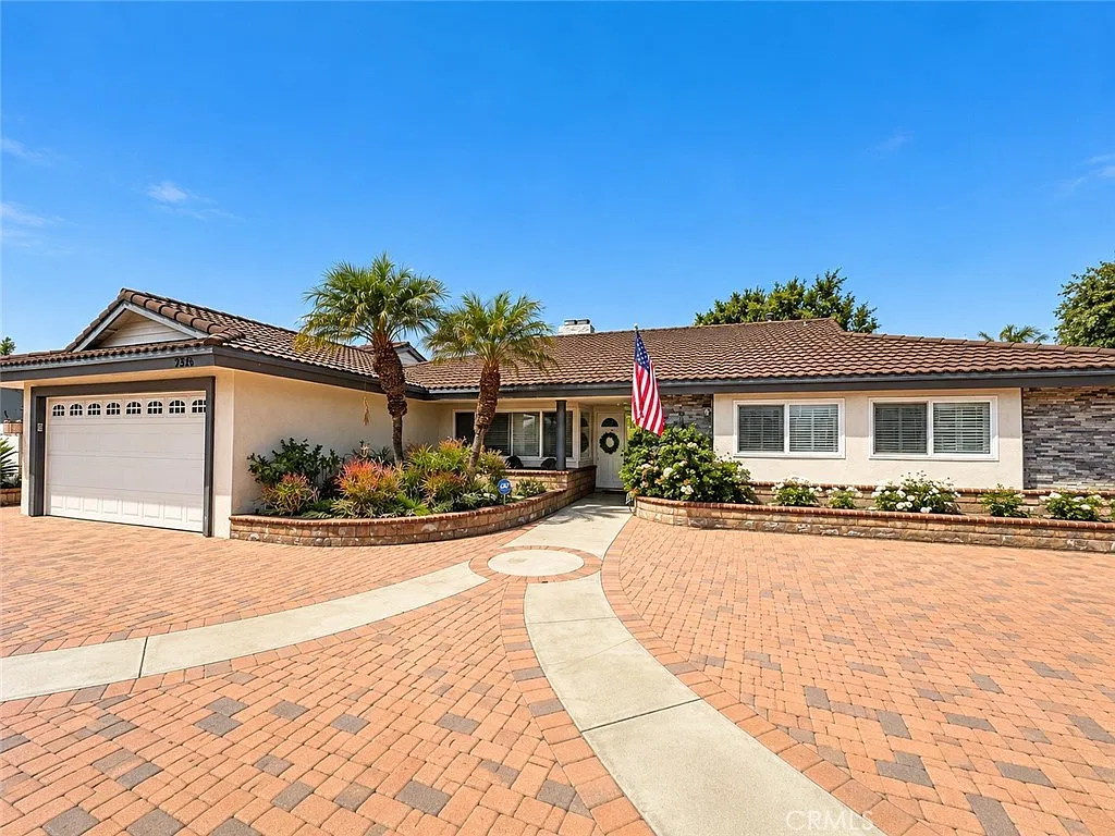 4 bed, 3.5 bath, 2358 sqft, $13,950 — Photo 1