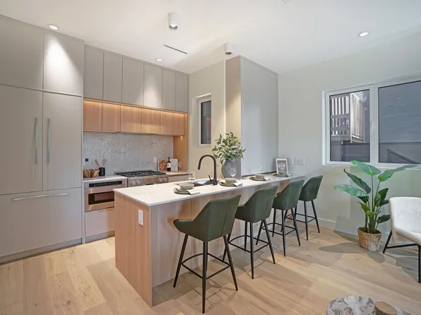 3315 W 10th Ave #1, Vancouver, BC V6R 2E5