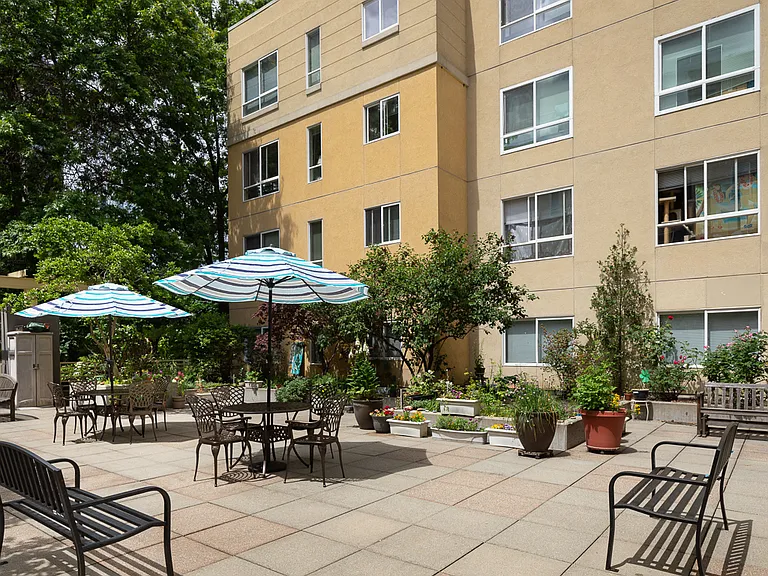 Courtyard Area with Picnic Tables