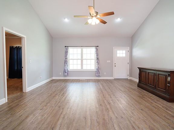 4th image of 1366 Hidden Valley Rd