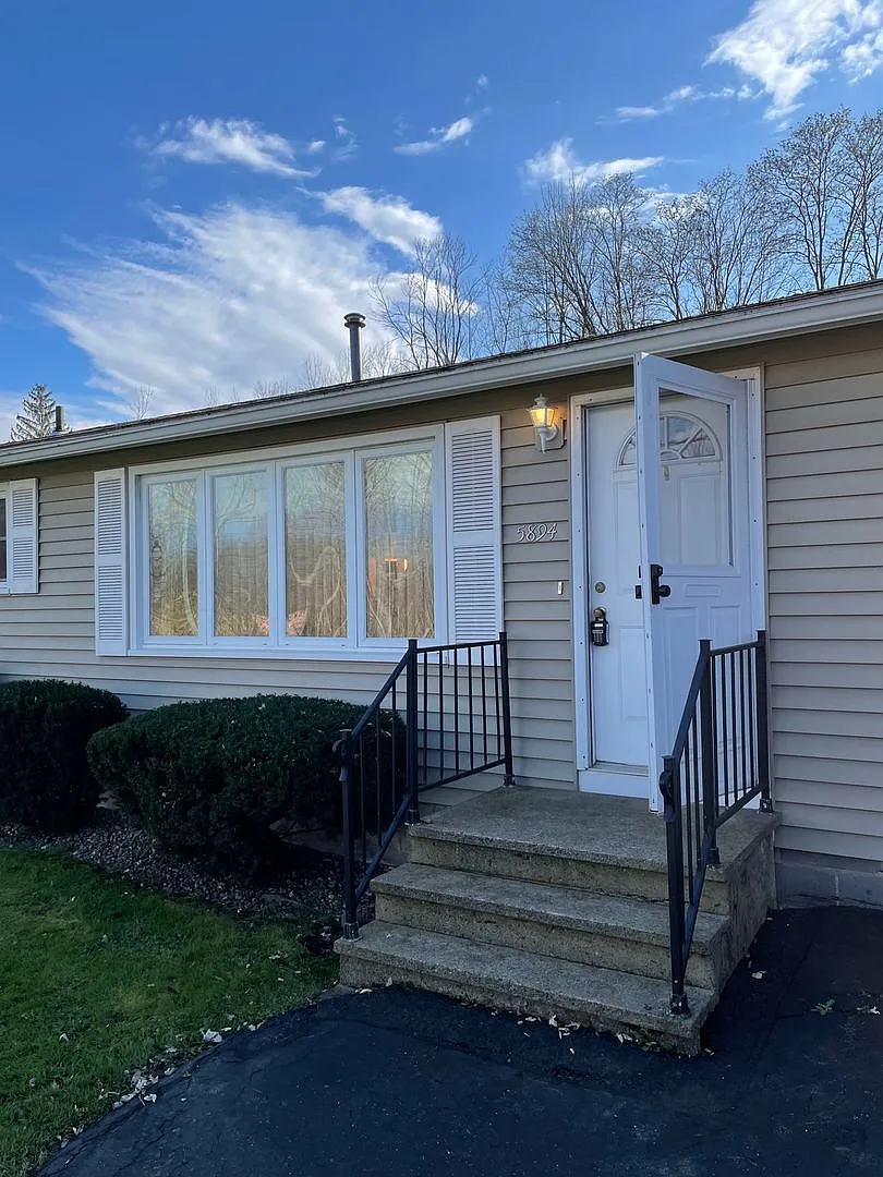 Ranch Home for Rent in Cicero — Photo 2