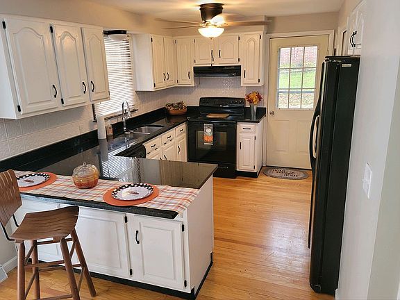 3rd image of 2215 Cloverdale Dr