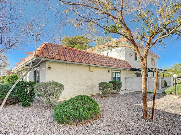 3rd image of 1016 Willow Tree Dr Unit B