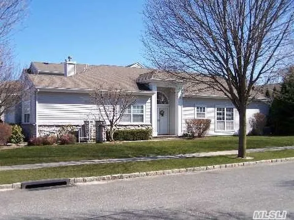 130 Windwatch Dr, Hauppauge, NY 11788