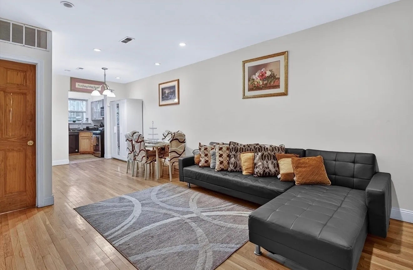2 bed, 850 sqft, $2,600 — Photo 4