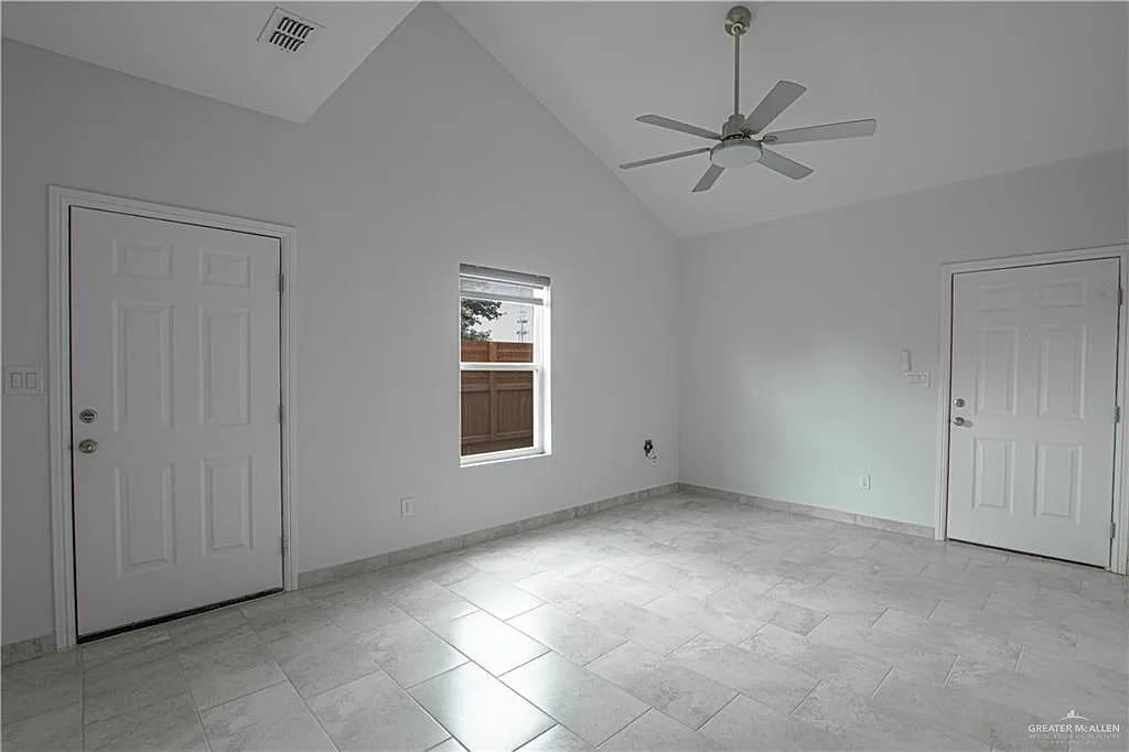 2 bed, 2.0 bath, 907 sqft, $1,250 — Photo 2