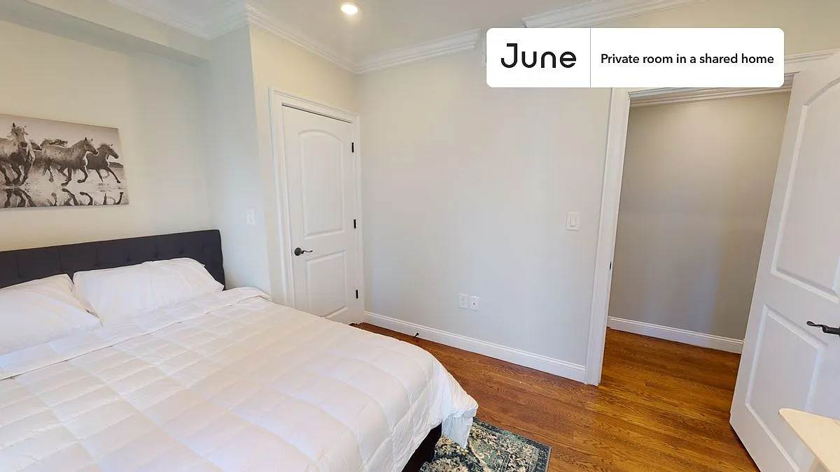 Queen bedroom in 4 bed/1.5 bath home in Brighton #569 D — Photo 3
