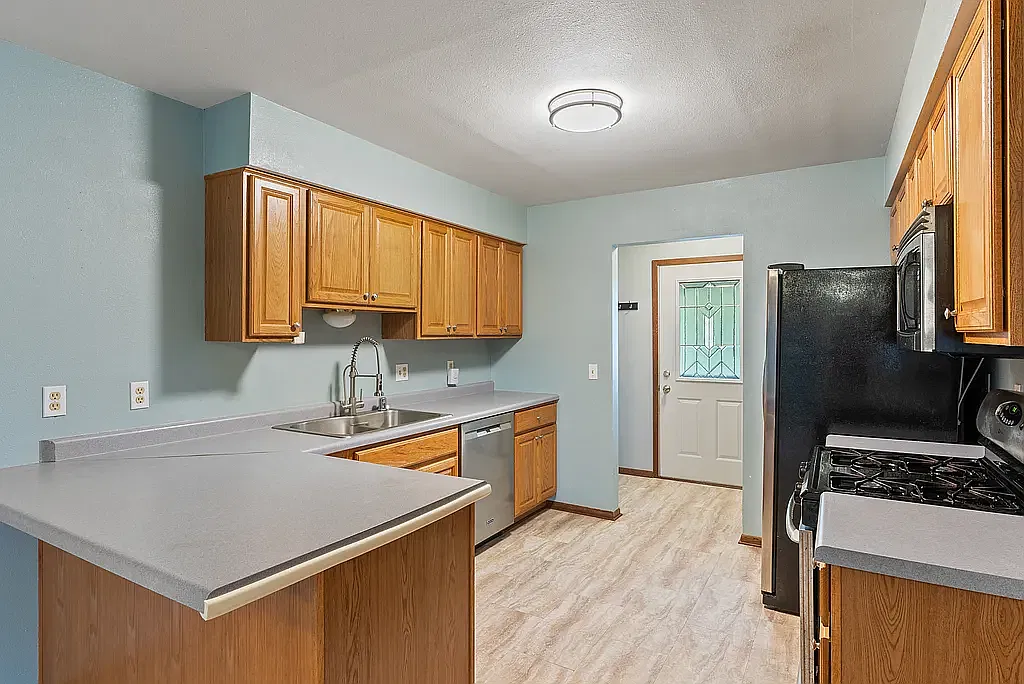 3 bed, 1.5 bath, 1208 sqft, $2,430 — Photo 3