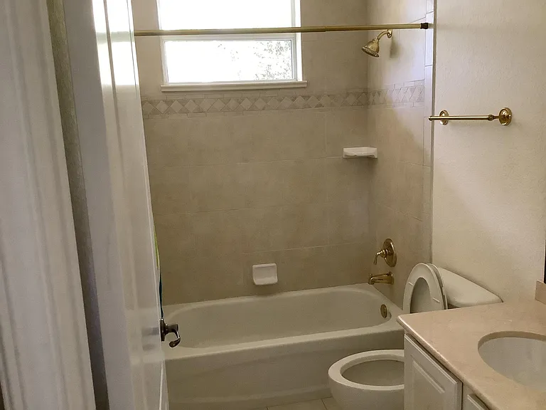 2nd Bath between 2nd and 3rd bedroom