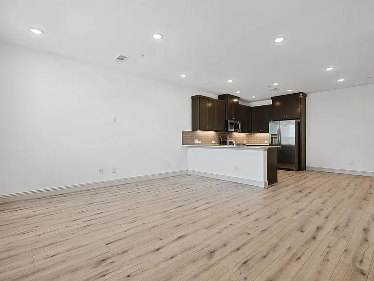 517 Parkside Dr — Photo 9