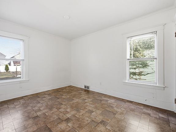 4th image of 324 Crestwood Ave APT 1