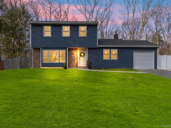 15 Bellaire Drive, Ridge, NY 11961