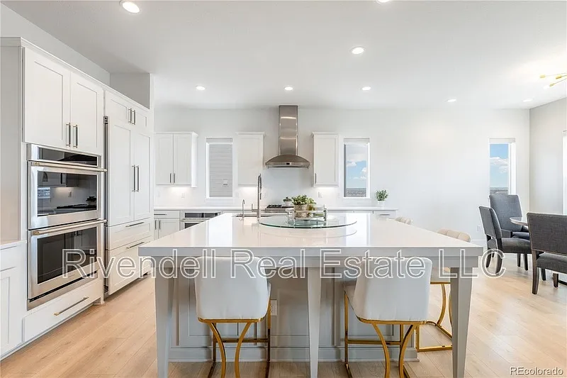 5 bed, 5.0 bath, 5733 sqft, $6,490 — Photo 2
