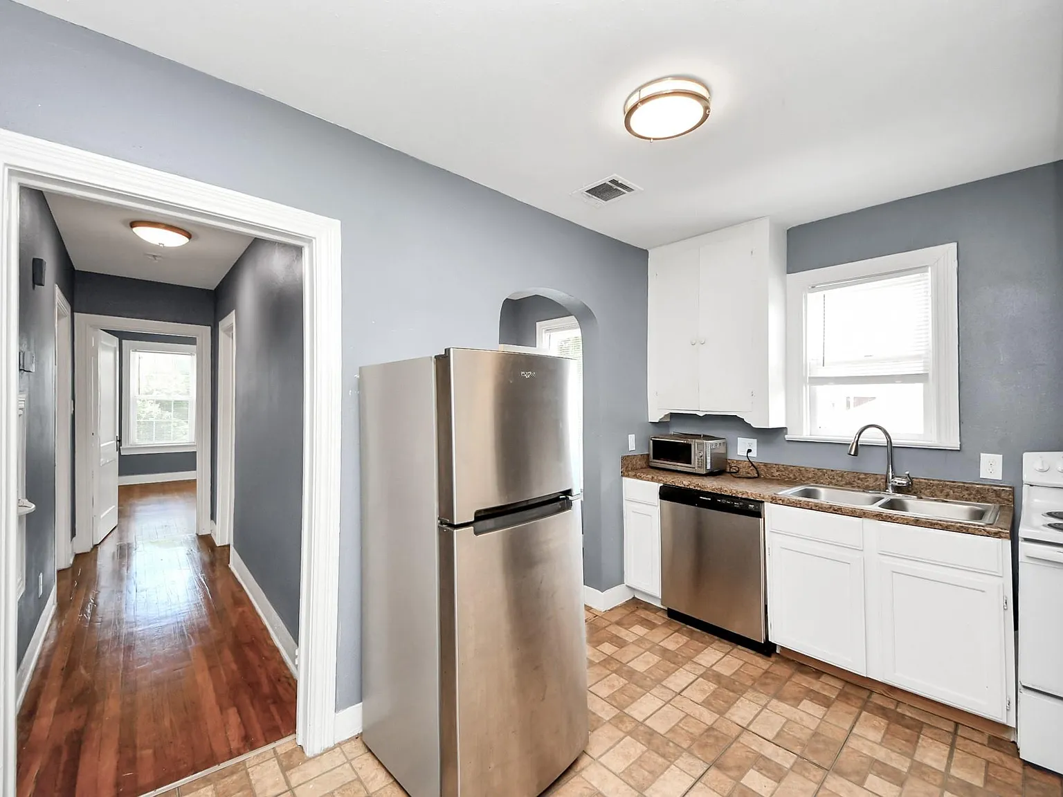 3 bed, 1.0 bath, 2696 sqft, $1,495 — Photo 2