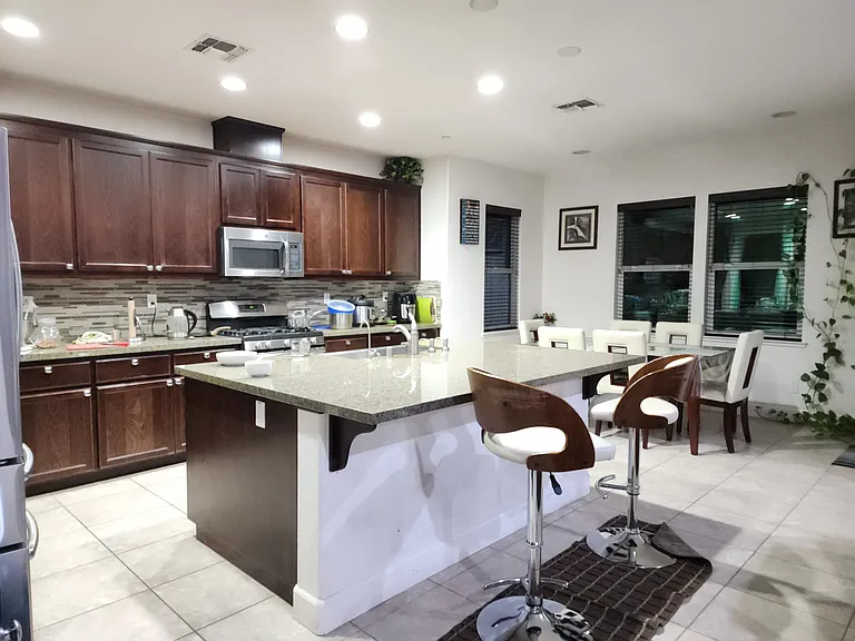 5684 Saratoga Cir — Photo 12