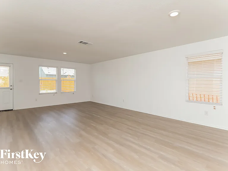 10643 Erinita Way — Photo 4
