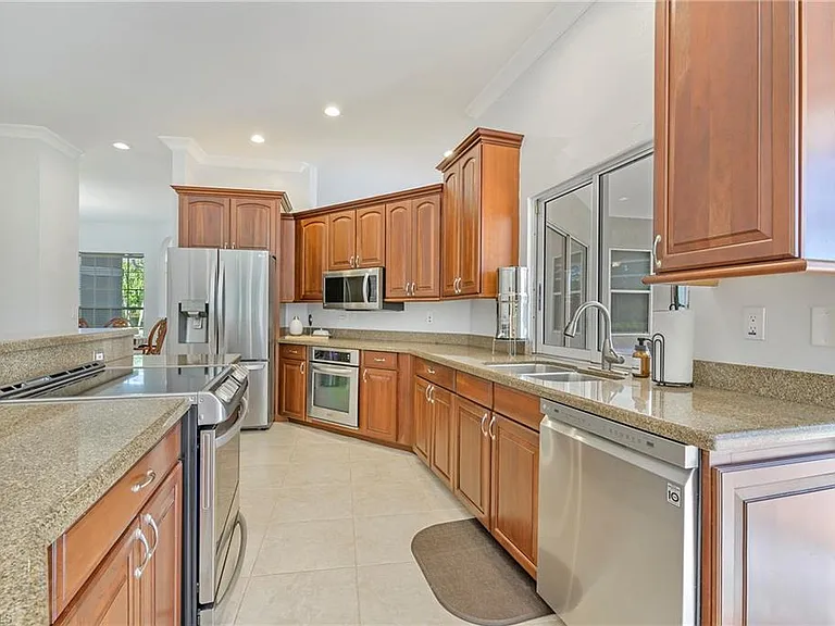 300 Wentworth Ct — Photo 23