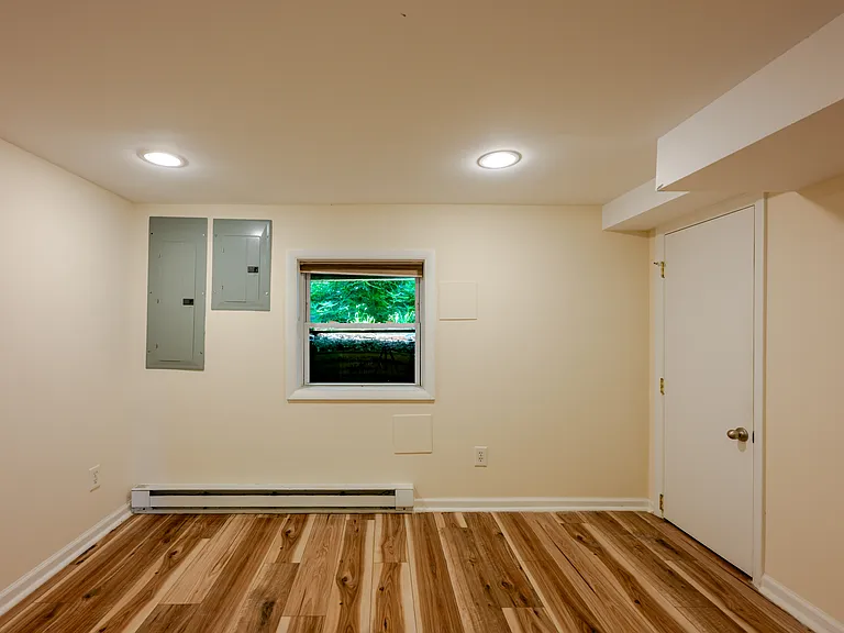 1234 E St NE — Photo 8