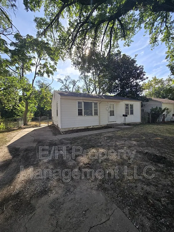 2 bed, 1.0 bath, 816 sqft, $900 — Photo 1