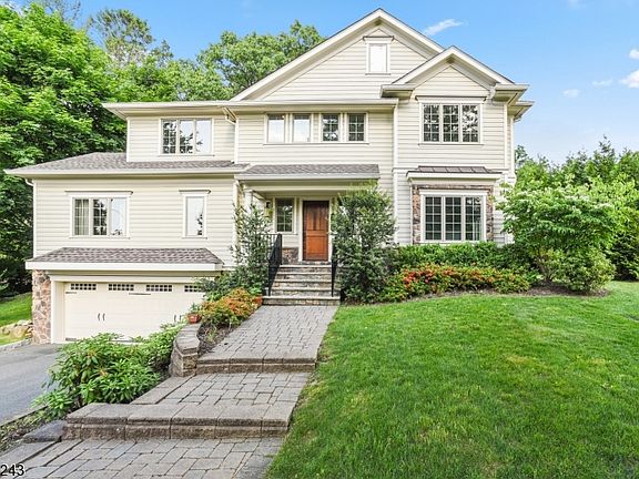 3rd image of 290 Forest Dr S