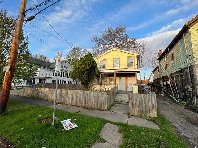 204 Seneca St — Photo 8