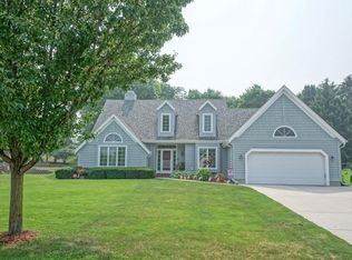 702 Greenway Ter, Hartland, WI 53029