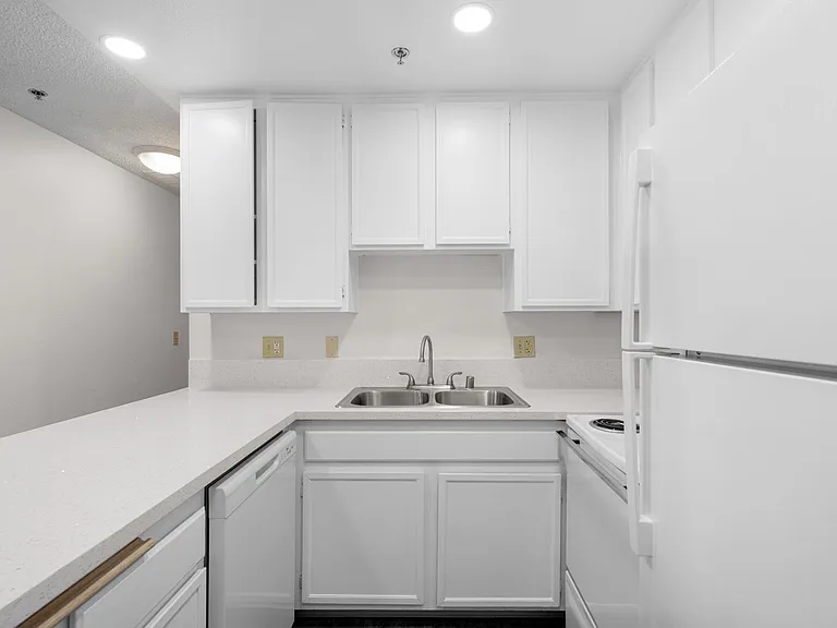 Diplomat Apartments — Photo 33