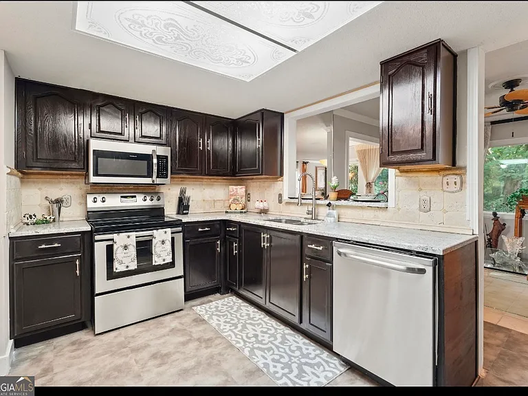 81 Hampshire Ct — Photo 9