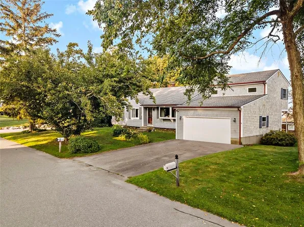 19 Canonchet Dr, Portsmouth, RI 02871