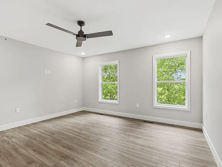 2175 W Parkview Ave — Photo 22