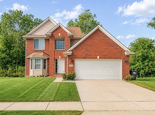 26626 Lakepointe Dr, Taylor, MI 48180