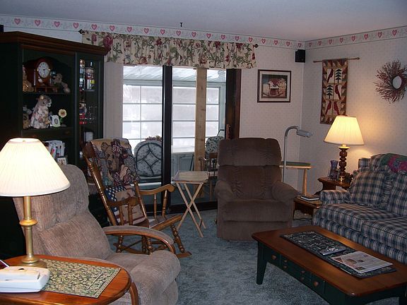 Family Rm leading to 3 season porch