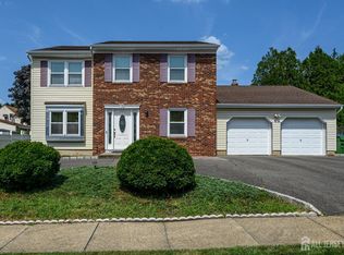 3 Juniper Ct, Edison, NJ 08820