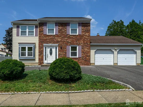 3 Juniper Ct, Edison, NJ 08820
